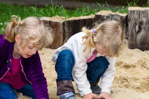 Mädchen spielen — Stockfoto