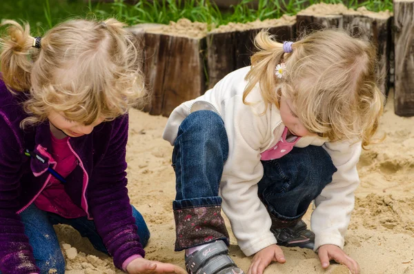 Mädchen spielen — Stockfoto