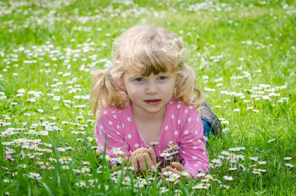 Mädchen lächeln — Stockfoto