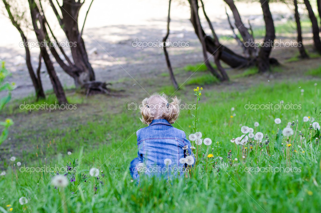 devushka-blonda-vid-szadi