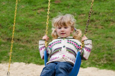 sarışın kız oynamaya