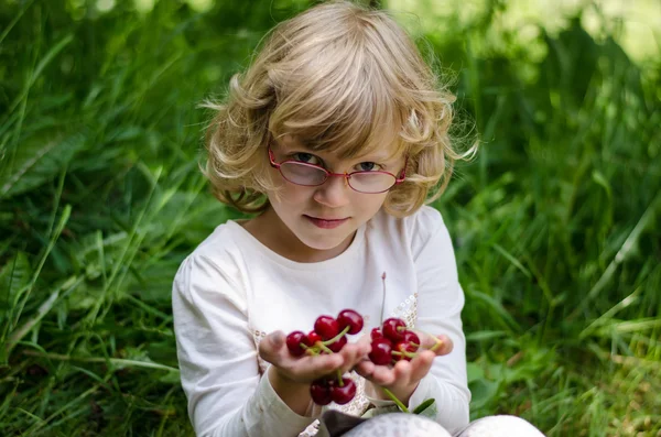 Blondes Mädchen mit Brille — Stockfoto