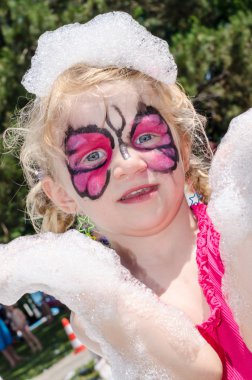 Çocuk yüz boyama ve Köpük partisi ile