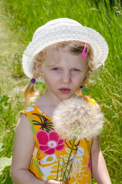 güzel sarışın kız şapka ve çiçek