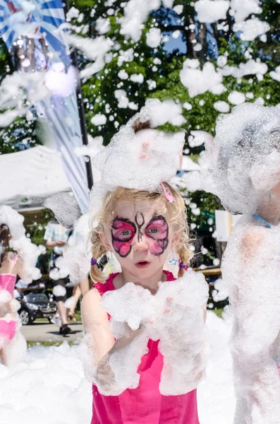 Bambino con pittura facciale e festa in schiuma — Foto Stock