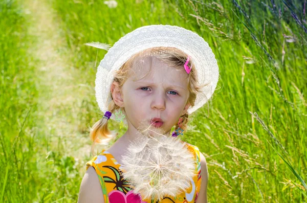 Schöne blonde Mädchen mit Hut und Blume — Stockfoto