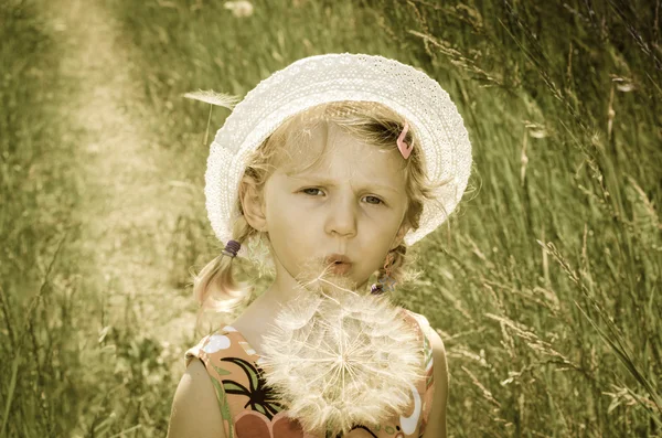 美丽的金发女孩，在帽子和花 — 图库照片