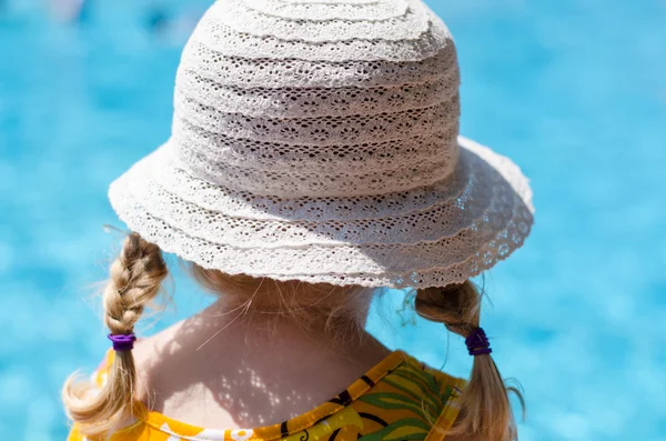 Menina loira com retrovisor cabana — Fotografia de Stock