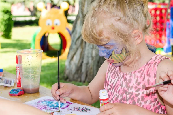 Enfant avec peinture faciale — Photo