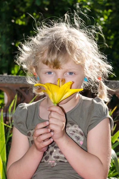 Girl and flower — Stock Photo, Image