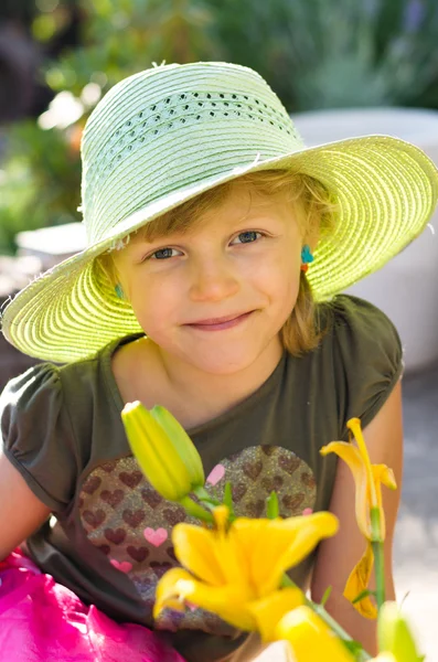 Girl with hat and flower — Stock Photo, Image