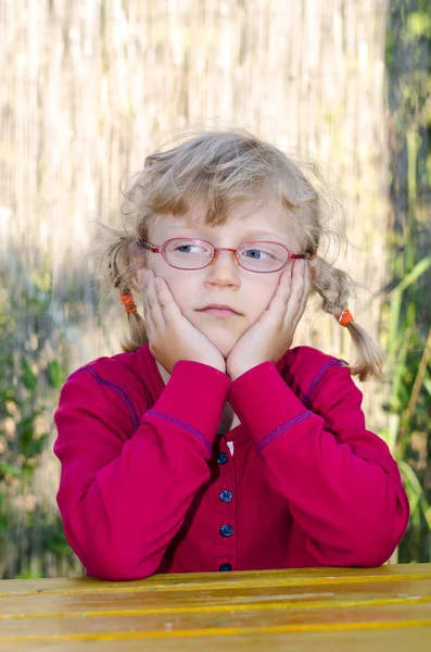 Blondes Mädchen mit Brille — Stockfoto