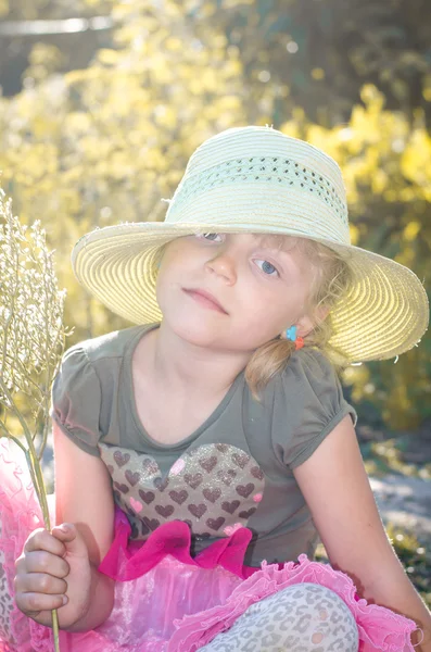 Meisje met hoed — Stockfoto