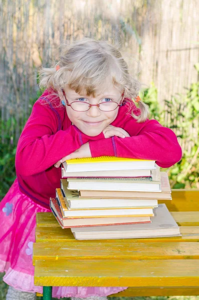 Menina loira com óculos — Fotografia de Stock