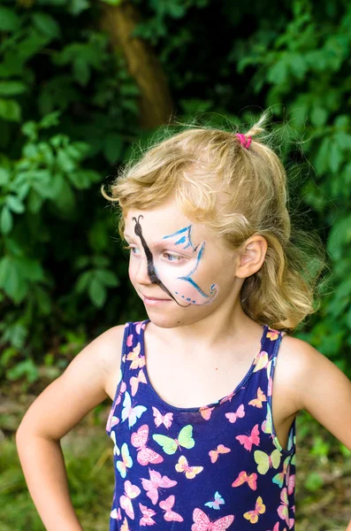 Dziecko z malowanie twarzy — Zdjęcie stockowe