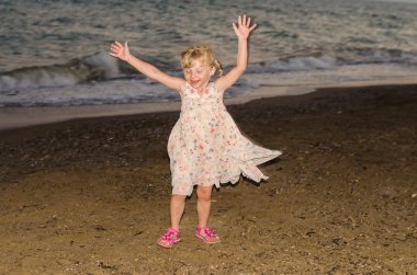 mutlu sarışın kız