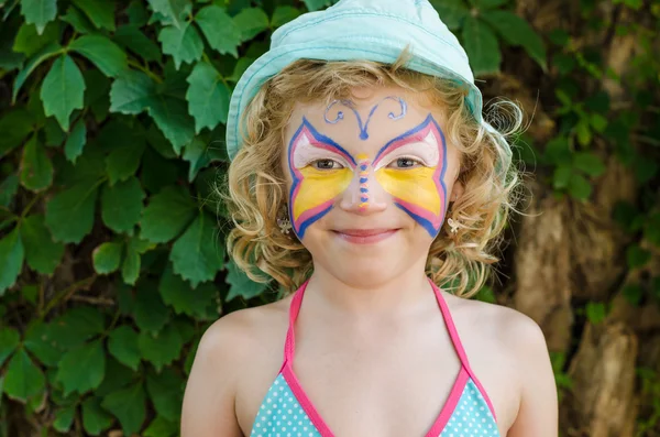 Menina com pintura facial — Fotografia de Stock