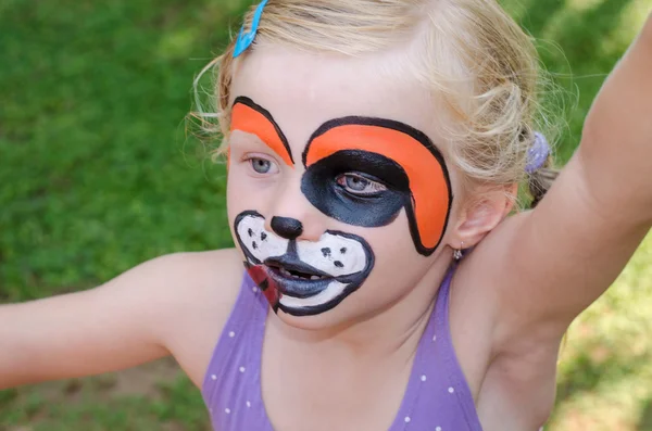 Menina com pintura facial — Fotografia de Stock