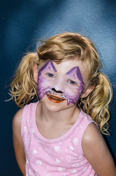 Menina com pintura facial — Fotografia de Stock