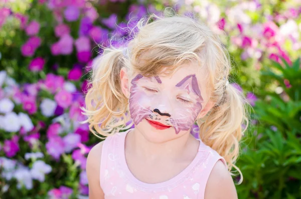 Chica con pintura facial —  Fotos de Stock