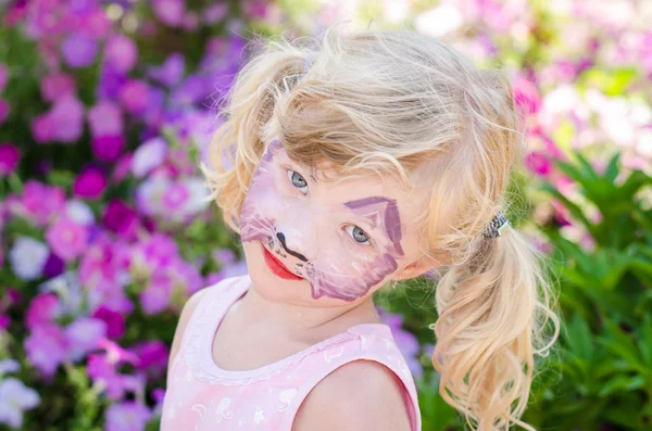 Chica con pintura facial —  Fotos de Stock