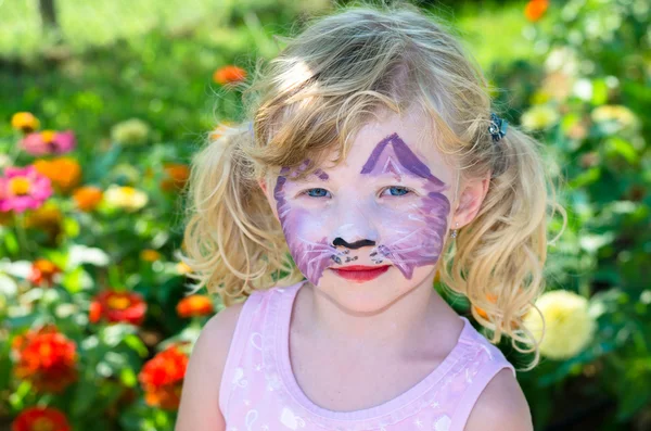 Menina com pintura facial — Fotografia de Stock