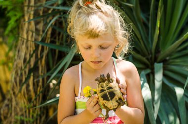 Kaplumbağa ile güzel sarışın kız