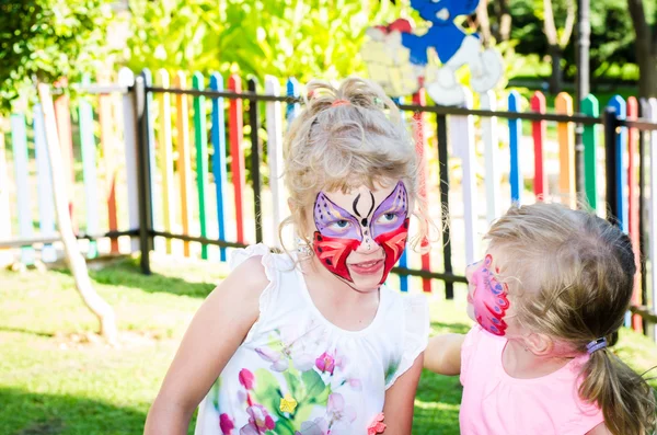 Kelebek yüz boyama kızlarla — Stok fotoğraf