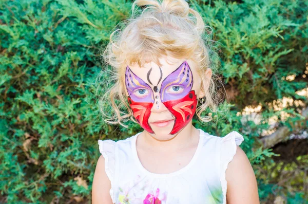 Chica con mariposa pintura de la cara —  Fotos de Stock