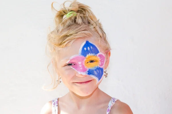 Flicka med blomma ansiktsmålning — Stockfoto