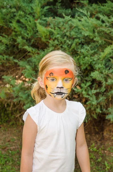 Chica con tigre cara pintura —  Fotos de Stock