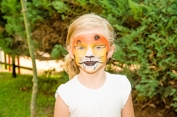 女孩与老虎面部彩绘 — 图库照片