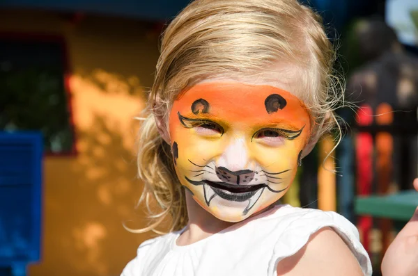 Flicka med tiger ansiktsmålning — Stockfoto