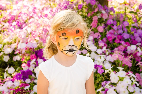 Chica con tigre cara pintura —  Fotos de Stock