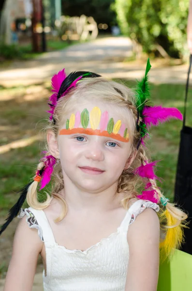 Menina com pintura indiana rosto — Fotografia de Stock