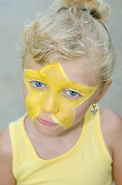 Flicka med stjärna ansiktsmålning — Stockfoto