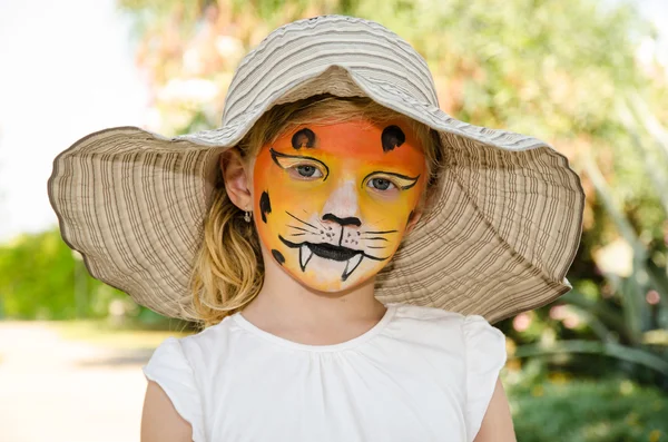 Menina com pintura de rosto de tigre — Fotografia de Stock