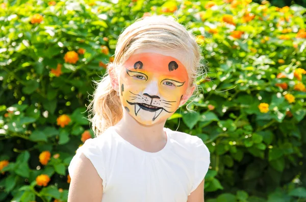Menina com pintura de rosto de tigre — Fotografia de Stock