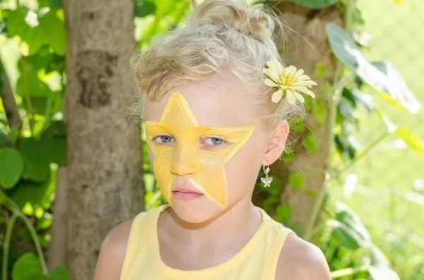 Menina com pintura de rosto estrela — Fotografia de Stock