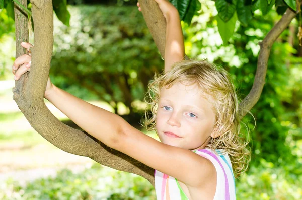 Schönes blondes Mädchen — Stockfoto