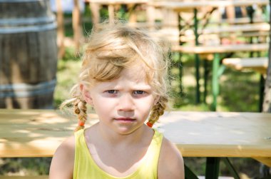 kızgın sarışın kız