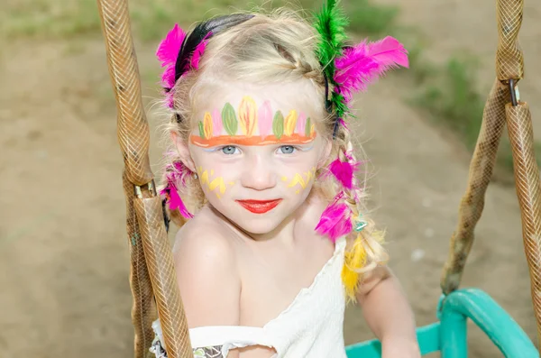 Menina com pintura indiana rosto — Fotografia de Stock