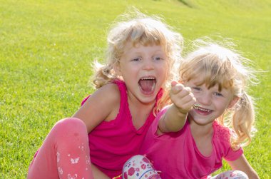 çimenlerin üzerinde sarışın kızlar