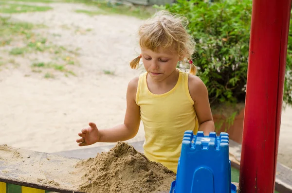 Mädchen auf Spielplatz — Stockfoto