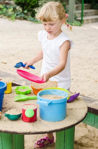 Mädchen auf Spielplatz — Stockfoto