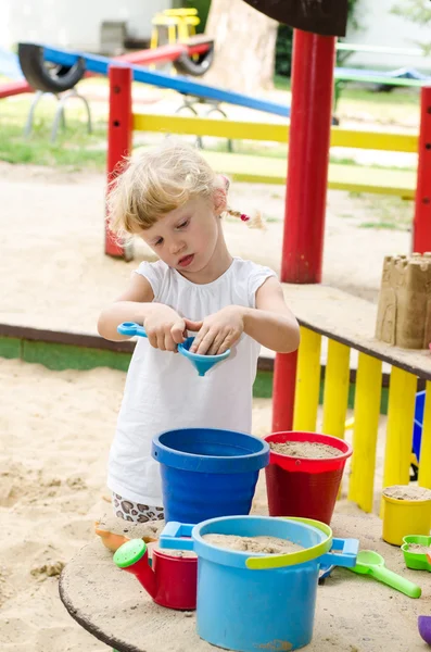 Mädchen auf Spielplatz — Stockfoto