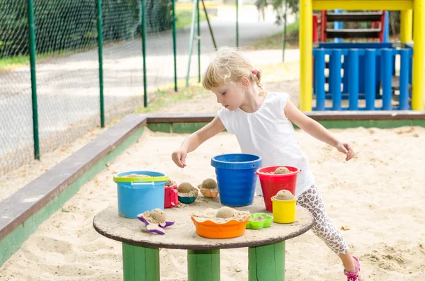 Niño rubio en el parque infantil —  Fotos de Stock