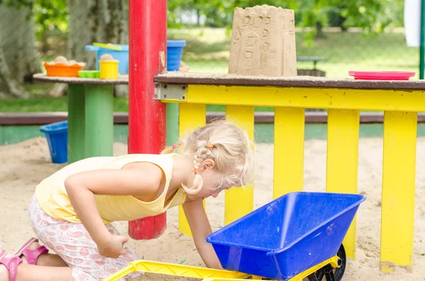 Blonda barn på lekplats — Stockfoto