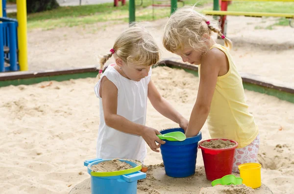 Bambino biondo nel parco giochi — Foto Stock