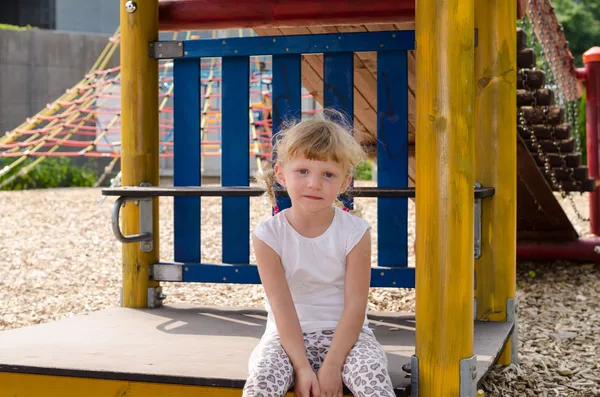 Blond meisje op speelplaats — Stockfoto